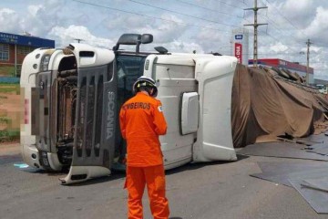 A carreta transportava chapas de aço, que ficaram espalhadas pela pista -  (crédito: Divulgação/CBMDF)