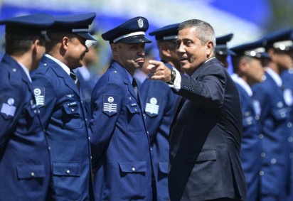 Braga Netto (dir.) durante uma cerimônia militar em Brasília enquanto ainda era ministro da Defesa, em 2022 -  (crédito: Marcelo Camargo/Agência Brasil)