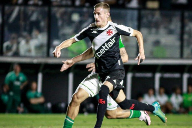 MAXIME: Teve uma oportunidade de ouro para começar no time titular. No entanto, mostrou nervosismo, errou muitos passes nas fases ofensiva e defensiva, além de demonstrar displicência ao tentar progredir com a bola. Não aproveitou a chance e irritou o torcedor. NOTA: 4,0. Foto: Matheus Lima/Vasco