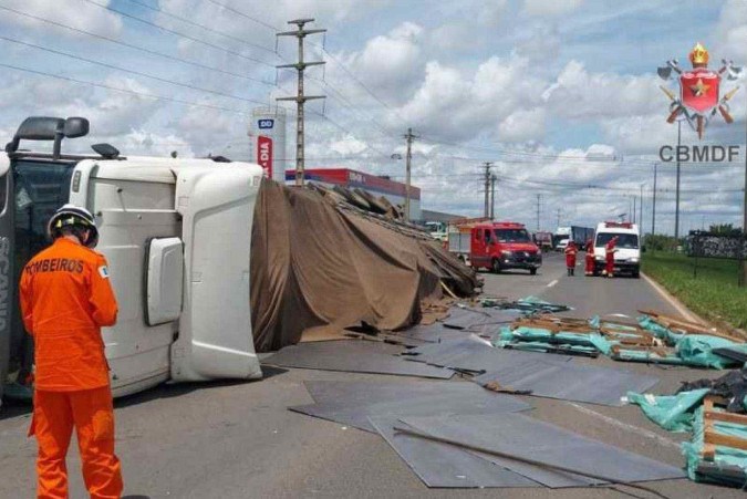 A carreta transportava chapas de aço, que ficaram espalhadas pela pista -  (crédito: Divulgação/CBMDF)