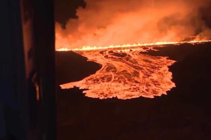 Pela décima vez em 3 anos um vulcão localizado próximo à capital da Islândia, Reykjavik, entrou em erupção nessa quarta-feira (20/11) -  (crédito: Reprodução/AFP)