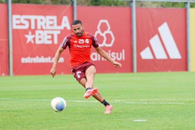 Thiago Maia não conseguiu se recuperar a tempo de incômodos musculares e será desfalque no Internacional -  (crédito: Foto: Ricardo Duarte / Internacional)
