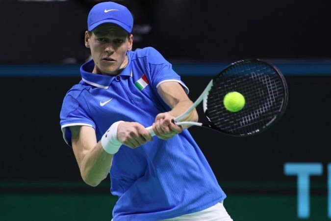 Jannik Sinner of Team Italy returns the ball to Sebastian Baez of Team Argentina during their quarter-final singles match between Italy and Argentina at the Davis Cup Finals at the Palacio de Deportes Jose Maria Martin Carpena arena in Malaga, southern Spain, on November 21, 2024. - (crédito: Thomas Coex/AFP) Jannik Sinner of Team Italy returns the ball to Sebastian Baez of Team Argentina during their quarter-final singles match between Italy and Argentina at the Davis Cup Finals at the Palacio de Deportes Jose Maria Martin Carpena arena in Malaga, southern Spain, on November 21, 2024. - (crédito: Thomas Coex/AFP)