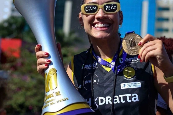 Jordane Tolentino e a taça da Superliga Feminina de 2022/2023 -  (crédito: Redes sociais)