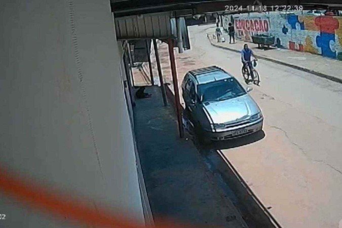 O homem passou a mão nas partes íntimas da menina, que correu no sentindo contrário em seguida - (crédito: Reprodução ) O homem passou a mão nas partes íntimas da menina, que correu no sentindo contrário em seguida - (crédito: Reprodução )