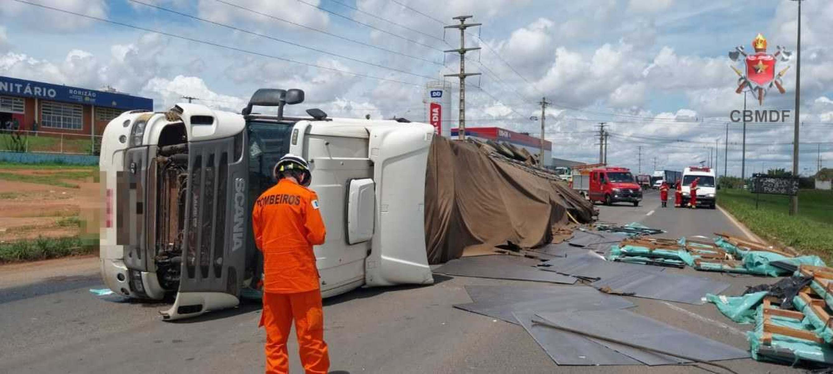 Carreta tomba na BR-060 e paralisa trânsito perto de Samambaia