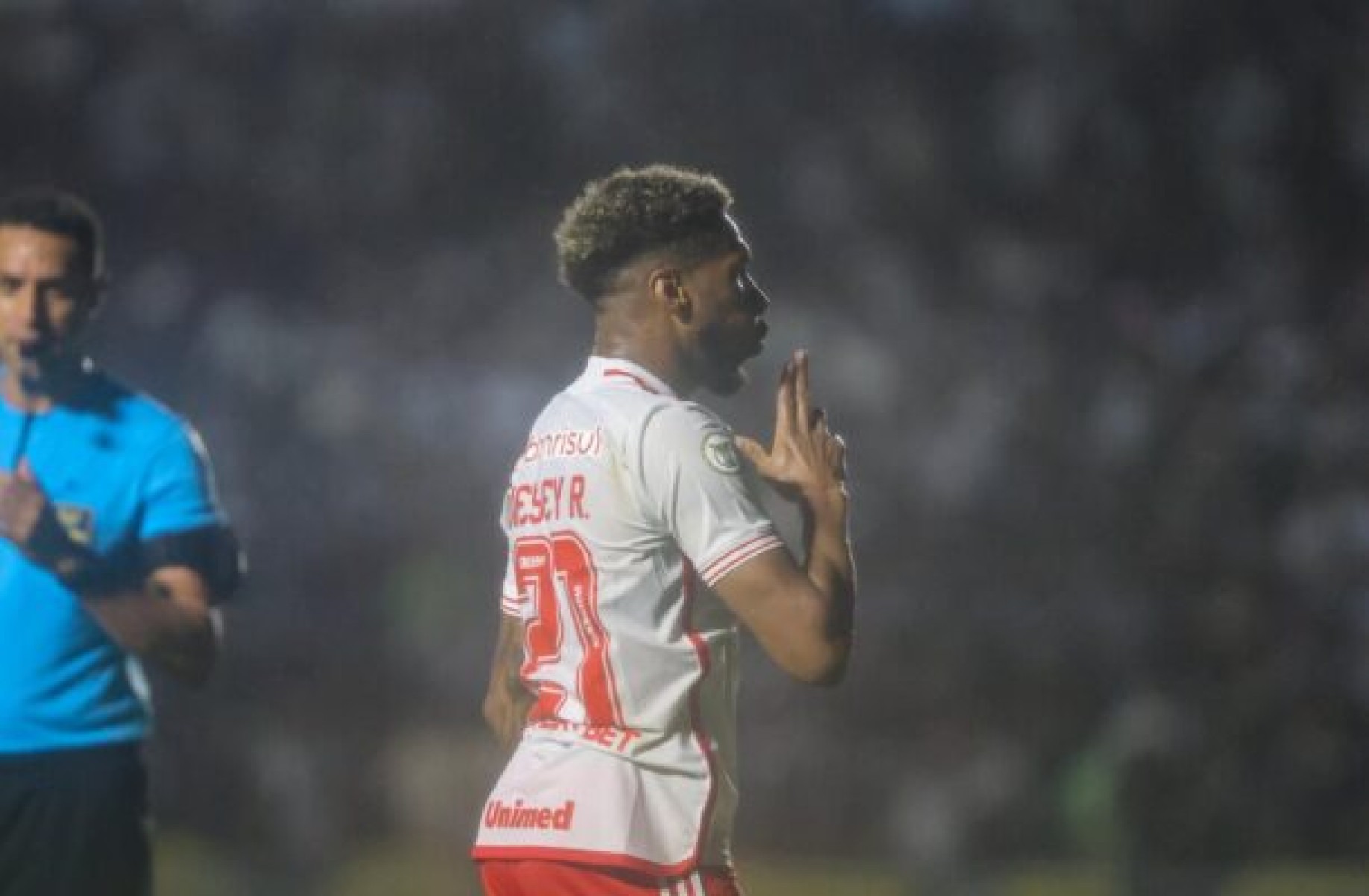 Internacional vence Vasco e chega a 15 jogos sem derrota no Brasileirão