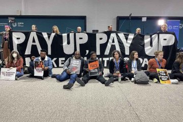 Em protesto silencioso, no local da COP29, ativistas exigem que as nações ricas forneçam financiamento climático aos países em desenvolvimento: US$ 1 trilhão anuais é o valor calculado -  (crédito:  AFP)