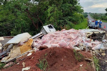 Assaltantes fecham carreta de carne bovina, que tomba e carga é saqueada - Samir Alouan/Divulga&Atilde;&sect;&Atilde;&pound;o