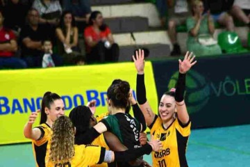 A comemoração das brasilienses com a vitória emocionante em casa -  (crédito: Rogerio Guerreiro/Brasília Vôlei)