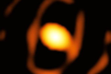 Cientistas ficaram surpresos com o formato oval do casulo de poeira ao redor da estrela, sendo diferente de observações anteriores e modelos de computador -  (crédito: ESO/K. Ohnaka et al)