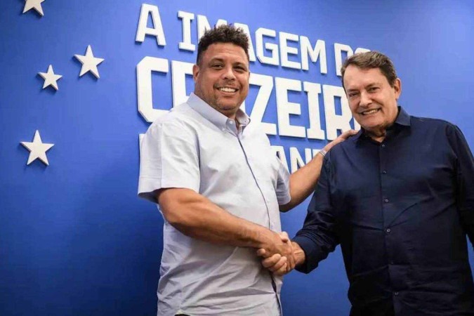 Ronaldo, ex-dono da SAF, e o atual, o empresário Pedro Lourenço: os responsáveis pela ressurreição do Cruzeiro depois do rebaixamento para a segunda divisão em 2019 -  (crédito: Gustavo Aleixo/Cruzeiro)