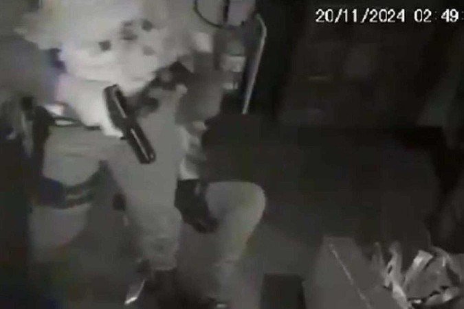 O estudante derruba o policial Bruno. É quando Guilherme atira