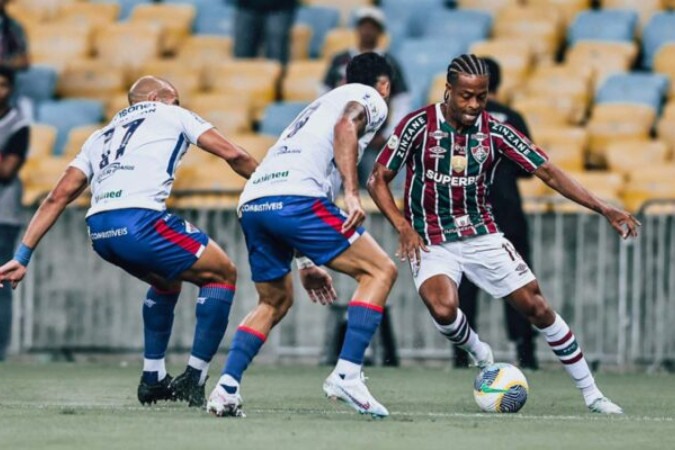  Keno recebe marcação dupla do Fortaleza. Ele irá passar e cruzar para o gol de LIma., O primeiro do Flu, neste 2 a 2 -  (crédito: Foto: Lucas Merçon/Fluminense)