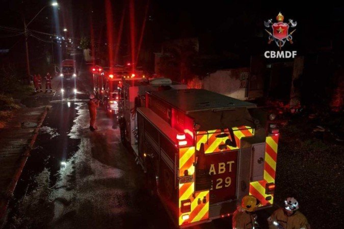Em cerca de 20 minutos, a situação foi controlada e os militares deram início aos trabalhos de rescaldo - (crédito: Divulgação/CBMDF) Em cerca de 20 minutos, a situação foi controlada e os militares deram início aos trabalhos de rescaldo - (crédito: Divulgação/CBMDF)