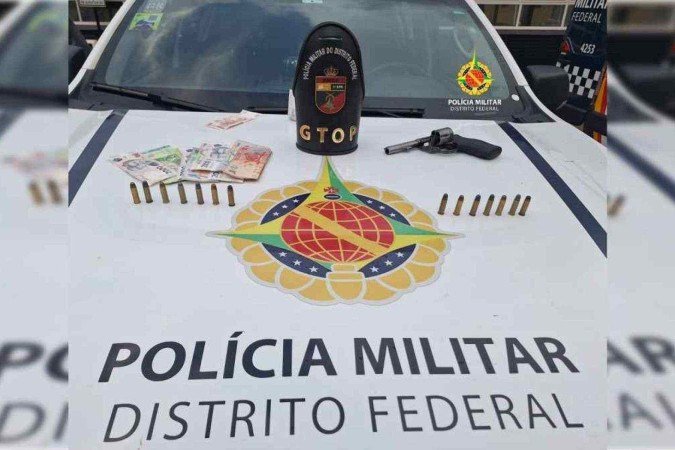 Itens apreendidos na casa de um homem acusado de falsificar bebidas no Gama -  (crédito: Divulgação/PMDF)