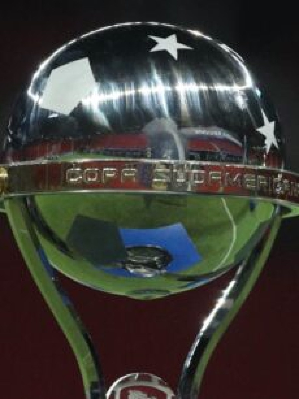  View of the Copa Sudamericana trophy before the Recopa Sudamericana 2021 final football match between Brazil's Palmeiras and Argentina's Defensa y Justicia, at the Mane Garrincha Stadium in Brasilia, on April 14, 2021. / AFP / POOL / Buda Mendes

       -  (crédito:  AFP)