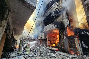 Os bombeiros combatem as chamas depois que um prédio foi atingido por um ataque aéreo israelense no bairro de Hadath, nos subúrbios ao sul de Beirute, em 23 de novembro de 2024, em meio à guerra em curso entre Israel e o Hezbollah.
 -  (crédito: AFP)