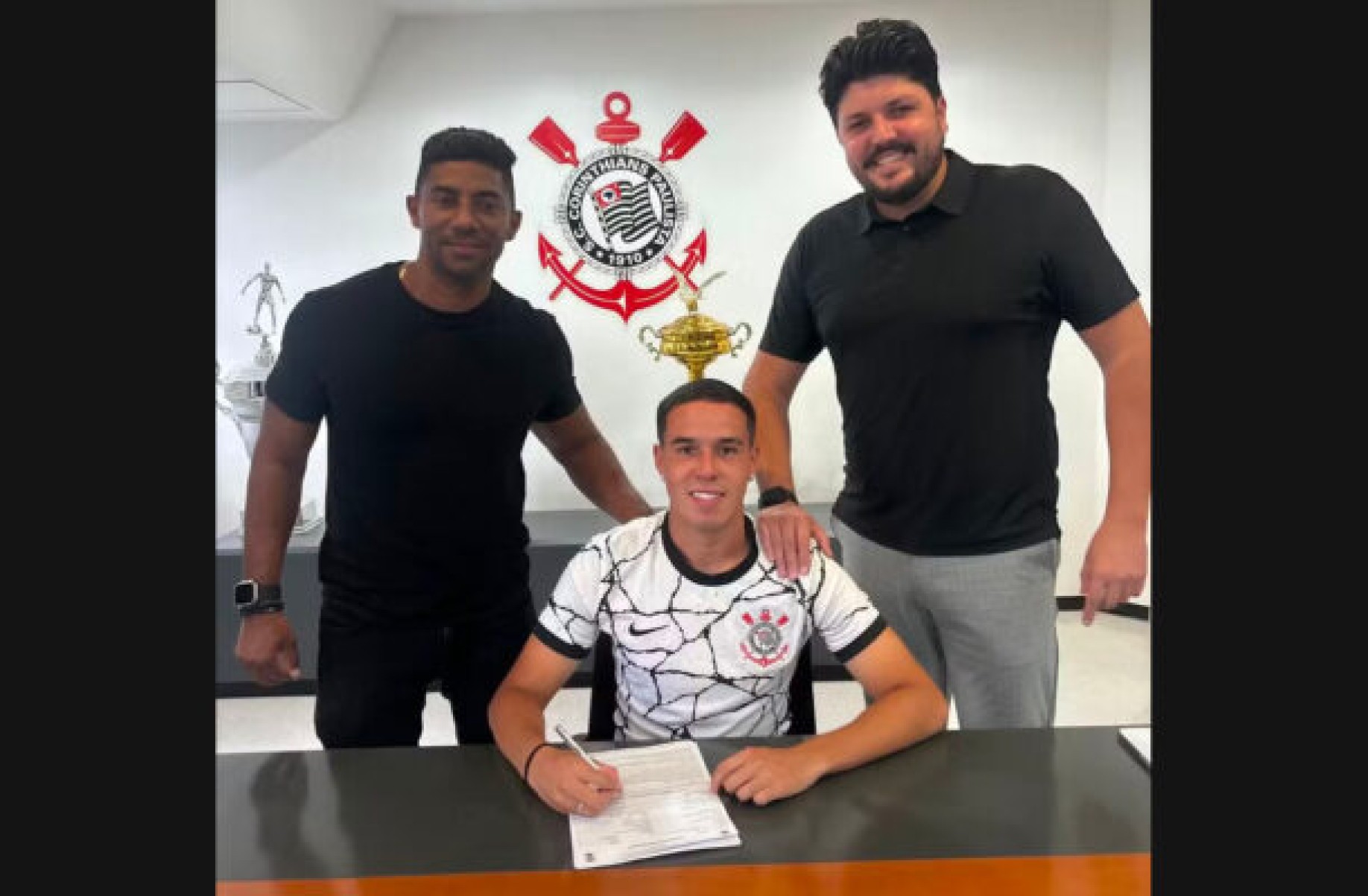 Corinthians renova com joia da base e estipula multa de R$ 600 milhões