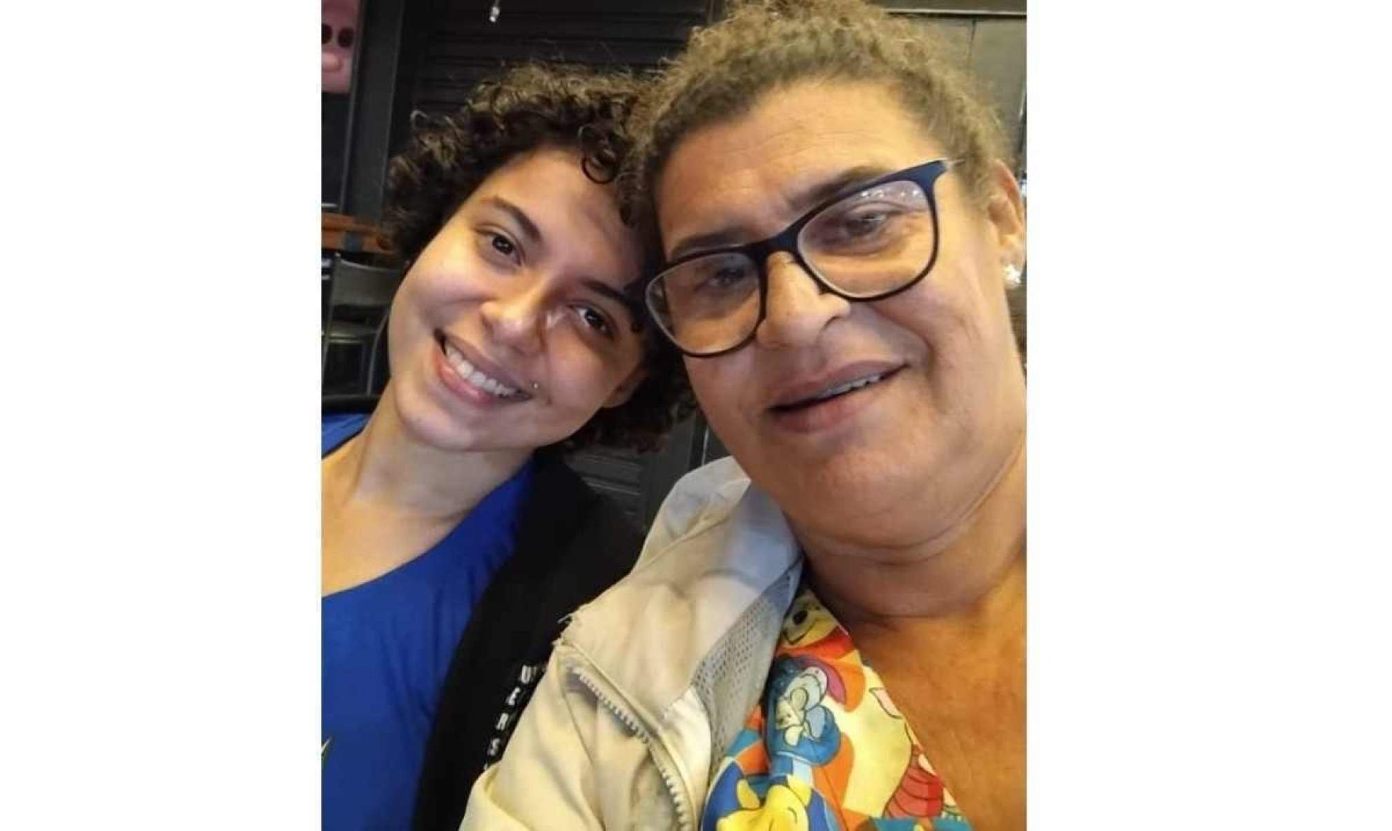 Bertha ao lado da mãe