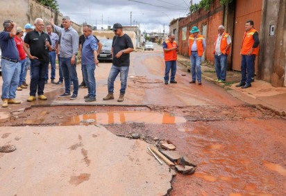 Equipes do GDF estiveram desde cedo, domingo, verificando danos
 -  (crédito: Paulo H. Carvalho/Agência Brasília)