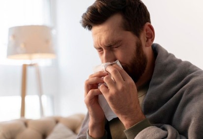 O chá de hortelã é útil no tratamento de tosse, dor de garganta e resfriados, graças a seus óleos essenciais que desinflamam as vias respiratórias. Para prepará-lo, adicione três colheres de folhas secas de hortelã em 250 ml de água fervente, tampe por 5 minutos e coe. -  (crédito: Freepik)