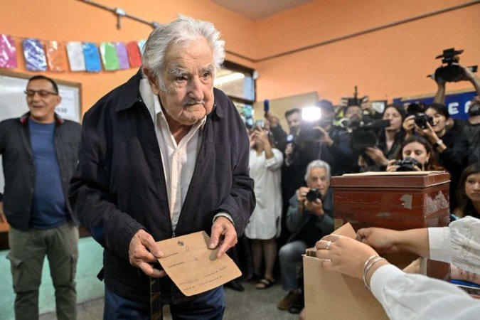 Mujica vota em Montevidéu: principal estrategista da campanha 