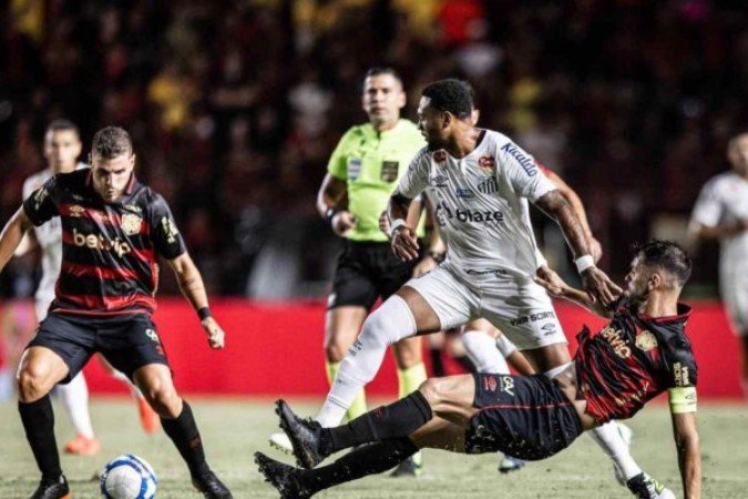 Jogadores de Sport e Santos em disputa de bola na última rodada da Série B -  (crédito: Foto: Divulgação/Santos)