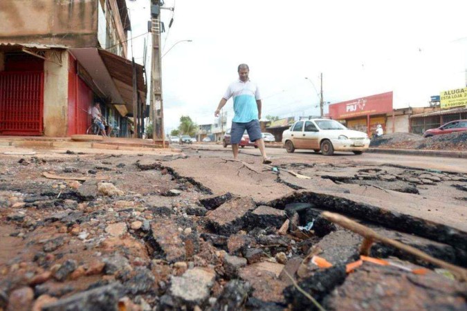 No Sol Nascente e Pôr do Sol, pessoas prejudicadas pelo temporal apontavam os estragos deixados, como asfaltos quebrados, muitos buracos nas ruas e entulhos espalhados nas vias e calçadas -  (crédito: Fotos: Ed Alves/CB/DA.Press)