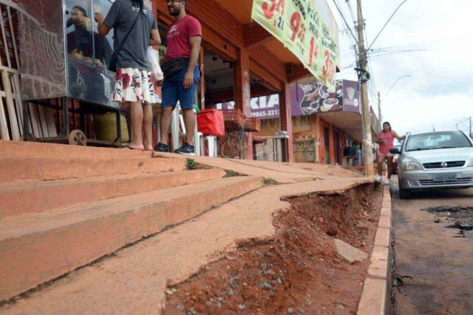 Força da correnteza danificou até calçadas construídas acima do nível do chão