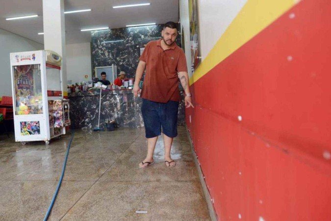 Matheus Henrique, dono de lanchonete inundada, disse que teve muitas perdas