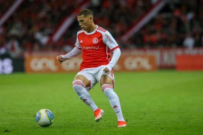 GABRIEL CARVALHO: É uma promessa da base e tem se destacado sempre que entra durante as partidas. Ainda precisa aprimorar a tomada de decisões e passar mais a bola, mas fez uma excelente partida e ajudou a equipe diante do Bragantino. Nota: 5,5 Foto: Ricardo Duarte / Internacional