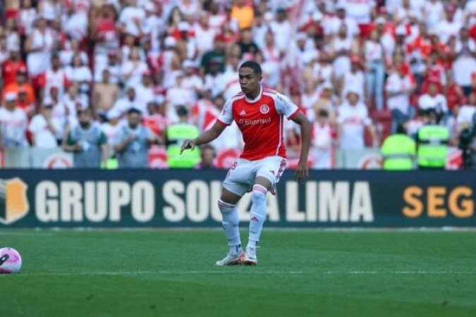 LUIS OTÁVIO: Entrou para ajudar a conter uma possível reação do Bragantino e teve uma boa atuação. Com um passe qualificado, ajudou bastante no meio de campo. Nota: 5,5. Foto: Ricardo Duarte / Internacional