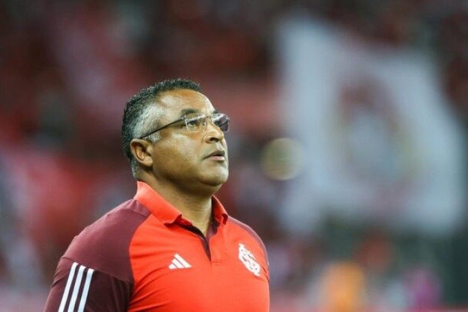 ROGER MACHADO: Mexeu bem no time inicial e fez substituições coerentes no intervalo, como a de Bruno Henrique, que já tinha cartão amarelo. Colocou Wanderson, que foi fundamental, participando diretamente de dois gols. Nota: 7,0. Foto: Ricardo Duarte / Internacional