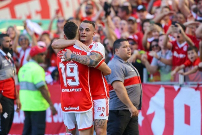 Bruno Gomes (D) abraça Borré depois da assistência para o centroavante marcar o terceiro gol do Inter na goleada por 4 x 1 contra o Red Bull Bragantino -  (crédito: Ricardo Duarte/Internacional)