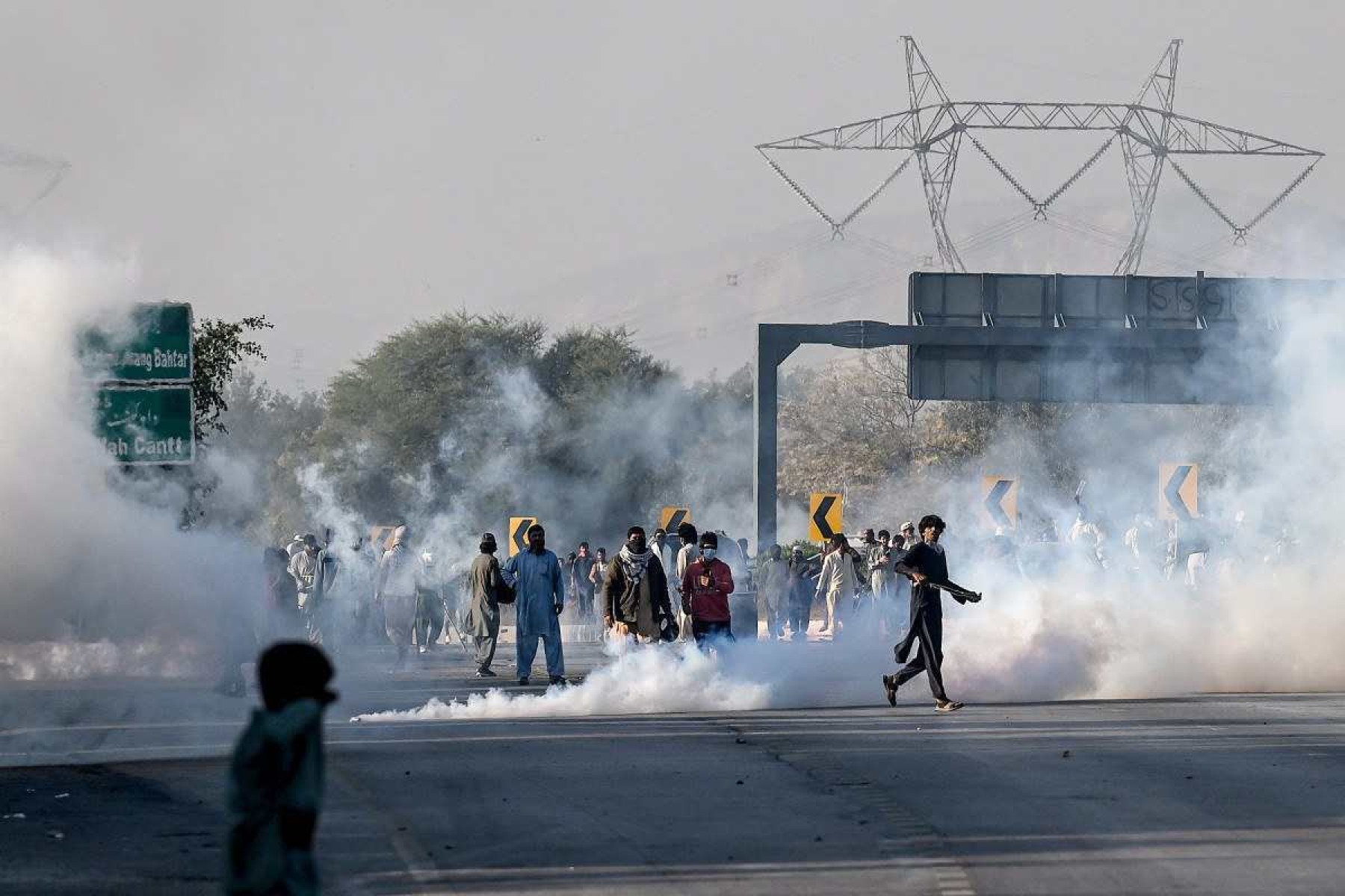 Apoiadores do ex-premier do Paquistão Imran Khan tomam capital Islamabad em protesto      