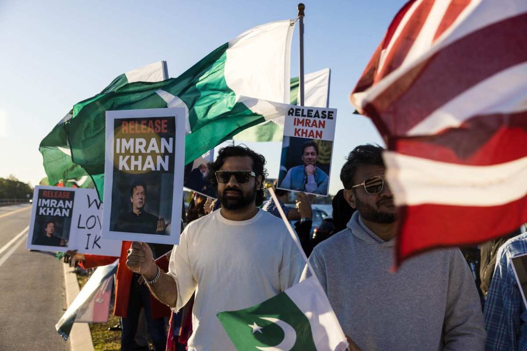  PALM BEACH, FLÓRIDA - 23 DE NOVEMBRO: Apoiadores do ex-premier do Paquistão Imran Khan protestam em frente à residência do presidente eleito Donald Trump no resort Mar-a-Lago, em Palm Beach, Flórida