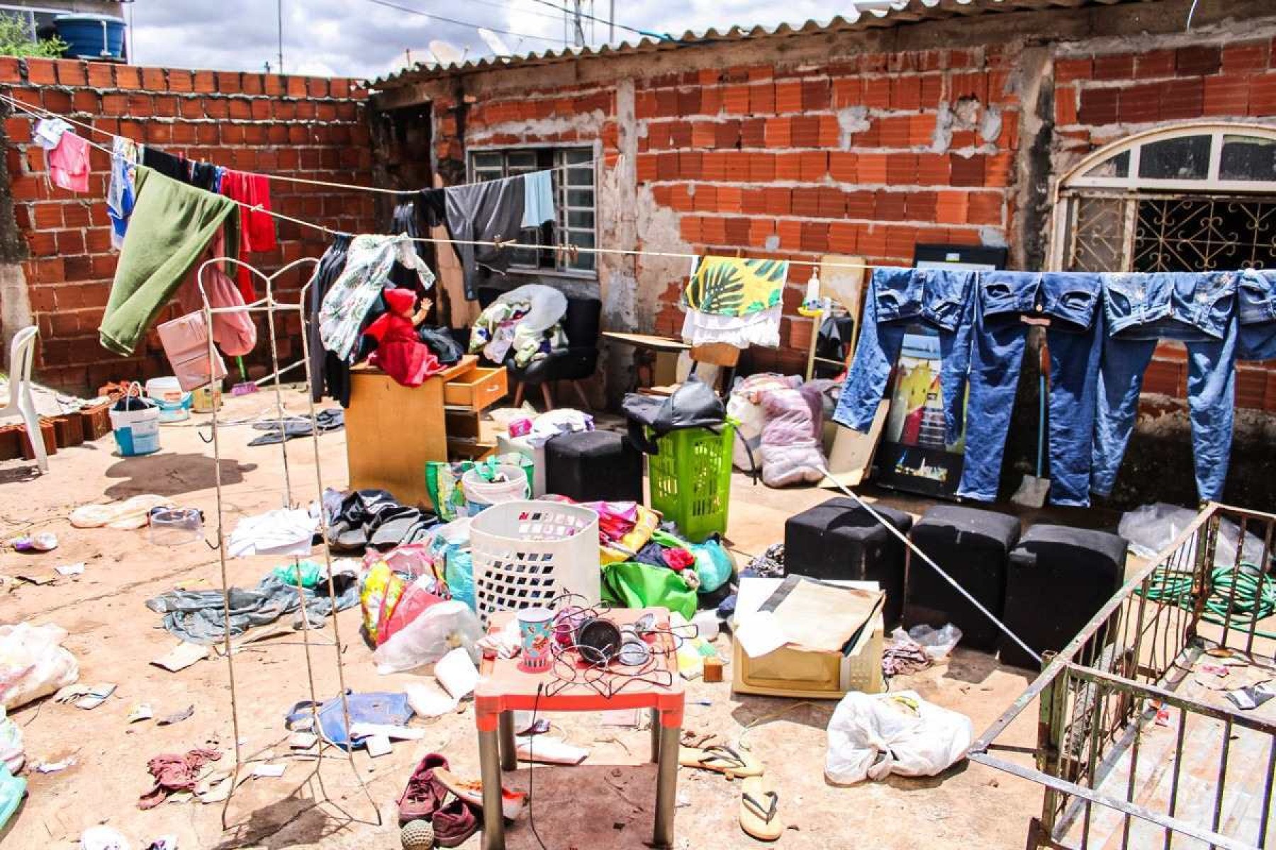 Odete Teodoro voltou em casa para avaliar os estragos e tentar recuperar algo