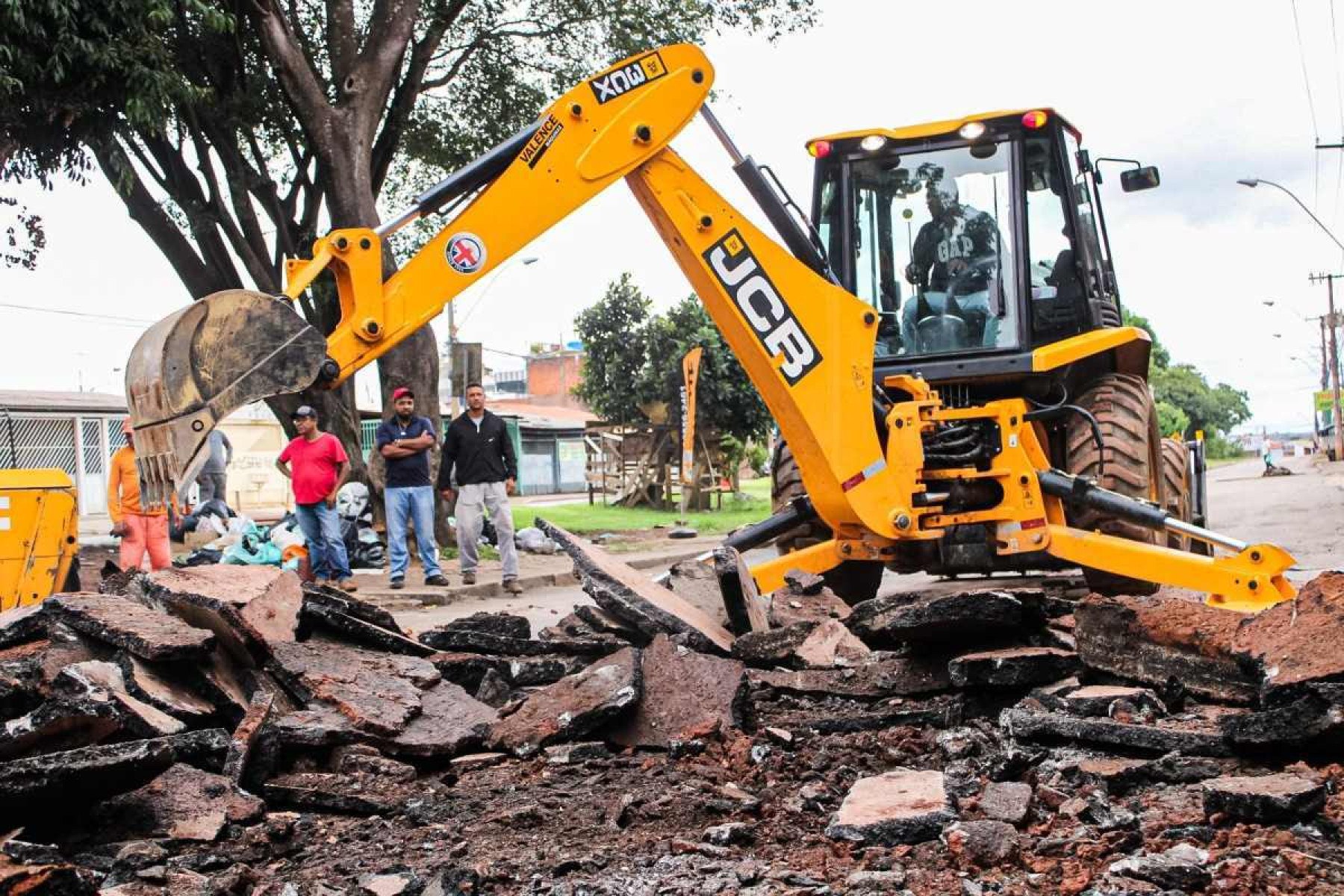 Novacap iniciou o restauro de asfalto danificado durante as fortes chovas de domingo, no Sol Nascente. Governo criou uma força-tarefa