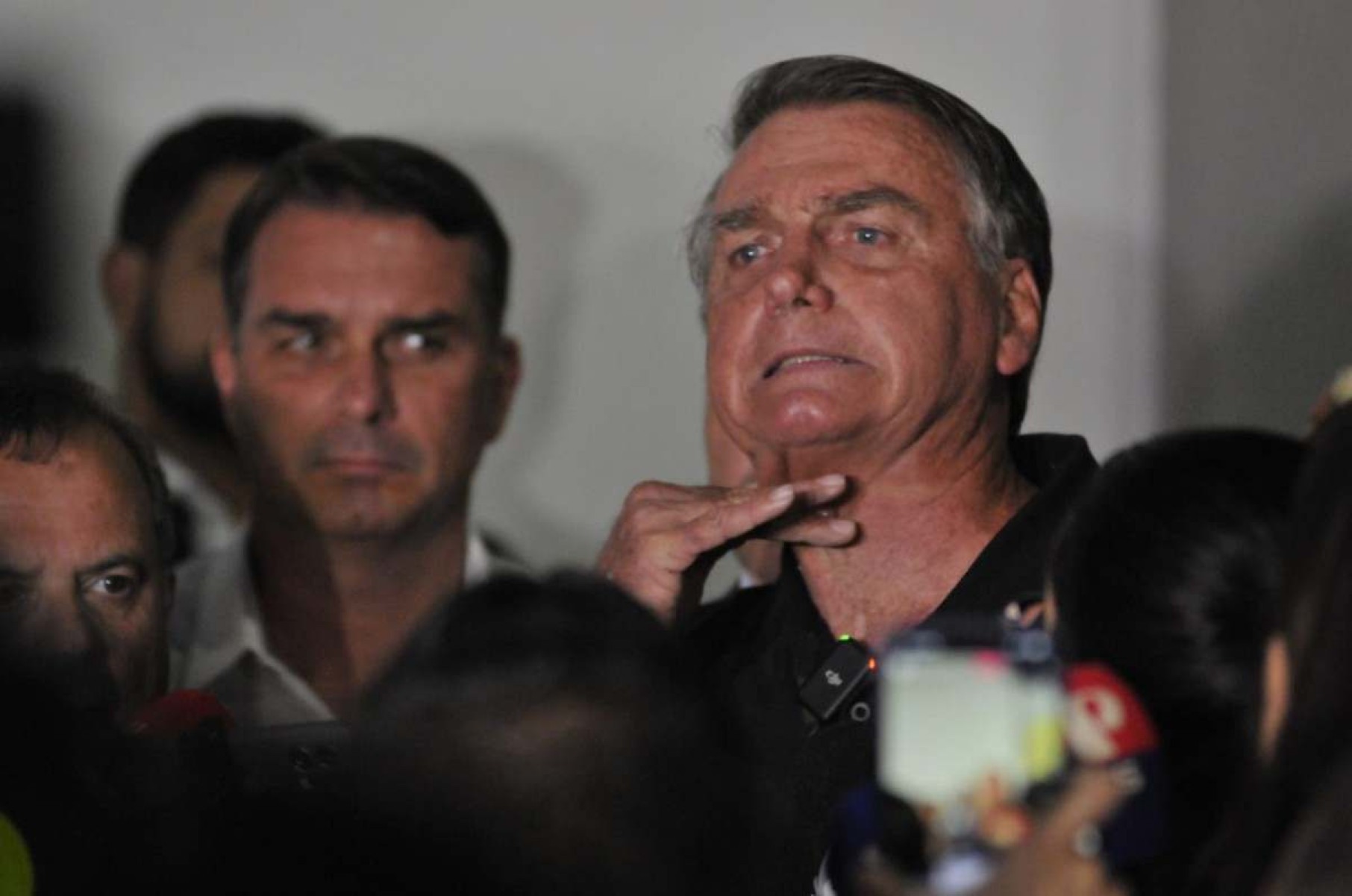  Bolsonaro retorna a Brasília após indiciamento por tentativa de golpe e se reúne com defesa