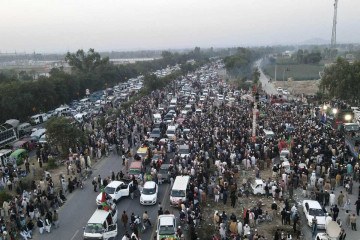 Apoiadores do ex-premier do Paquistão Imran Khan tomam capital Islamabad em protesto -  (crédito: Abdul MAJEED / AFP)