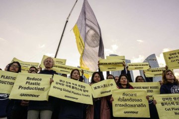 Ativistas dizem:'Governos, o mundo observa, cortem a produção de plástico agora'  -  (crédito: AFP)