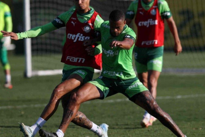 Richard Ríos (à esq.) e Caio Paulista durante treinamento na Academia de Futebol -  (crédito: Foto: Cesar Greco/Palmeiras)