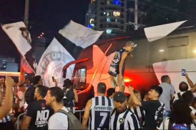 Torcida do Botafogo apoiou o time antes do embarque para São Paulo  -  (crédito: Reprodução/J10)