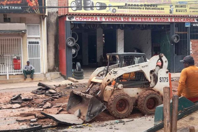 Novacap inicia trabalhos de recuperação do asfalto em Sol Nascente
Obras visam consertar asfalto danificado pelas chuvas no domingo (24). Trabalhos devem seguir até às 18h desta segunda (25) -  (crédito: Letícia Mouhamad )