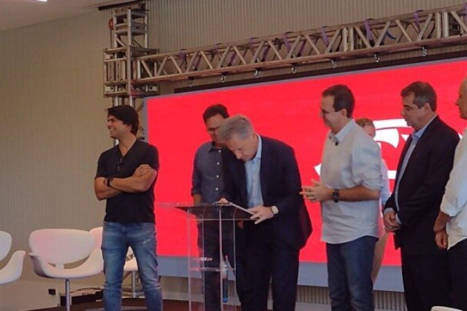 Flamengo e Prefeitura assinam termo de compromisso para construção do estádio - (crédito: Foto: Carlos Mello/Jogada 10) Flamengo e Prefeitura assinam termo de compromisso para construção do estádio - (crédito: Foto: Carlos Mello/Jogada 10)