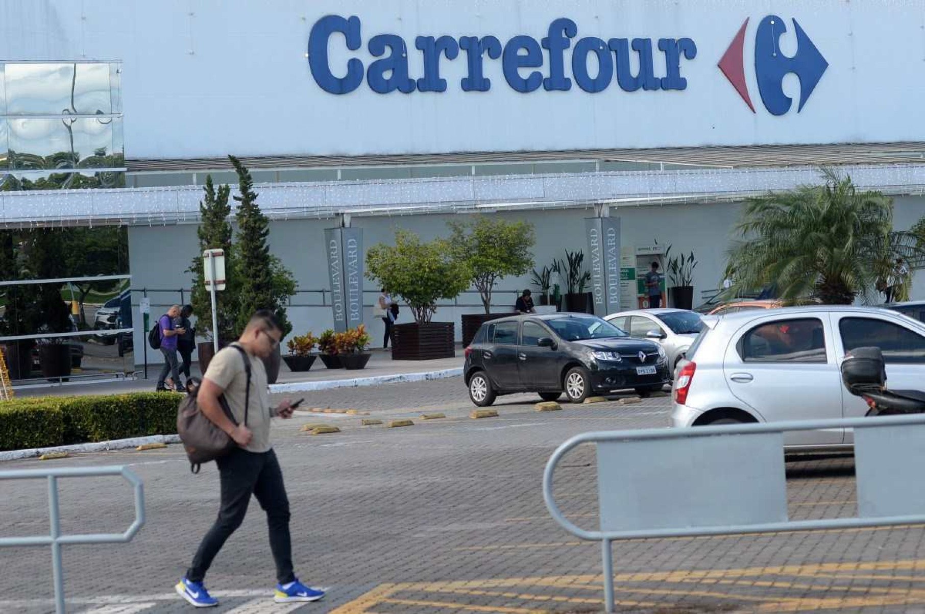 Sob ameaça de boicote, Carrefour recua e reforça compromisso com Brasil