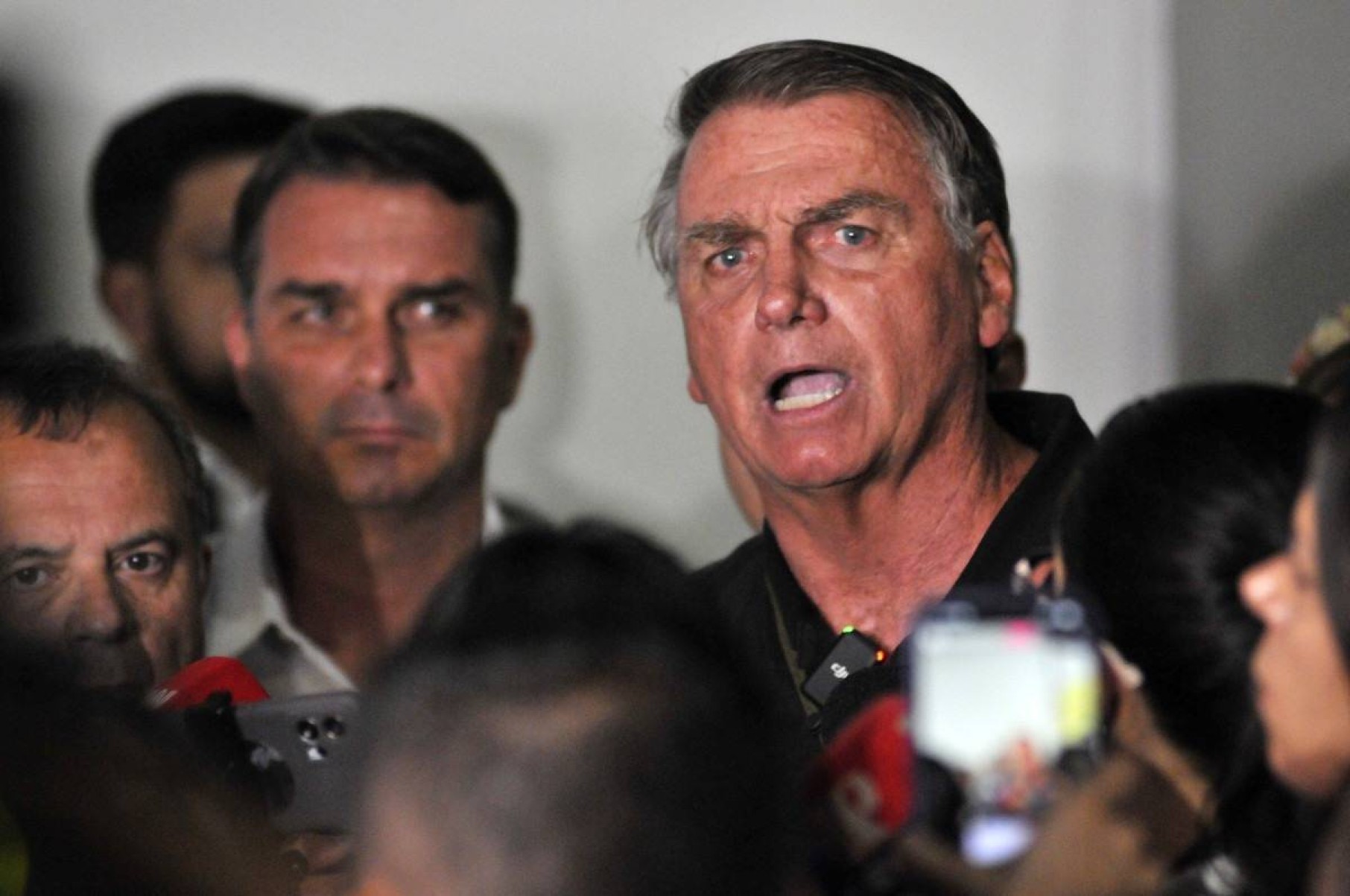 Bolsonaro diz sofrer perseguição: 