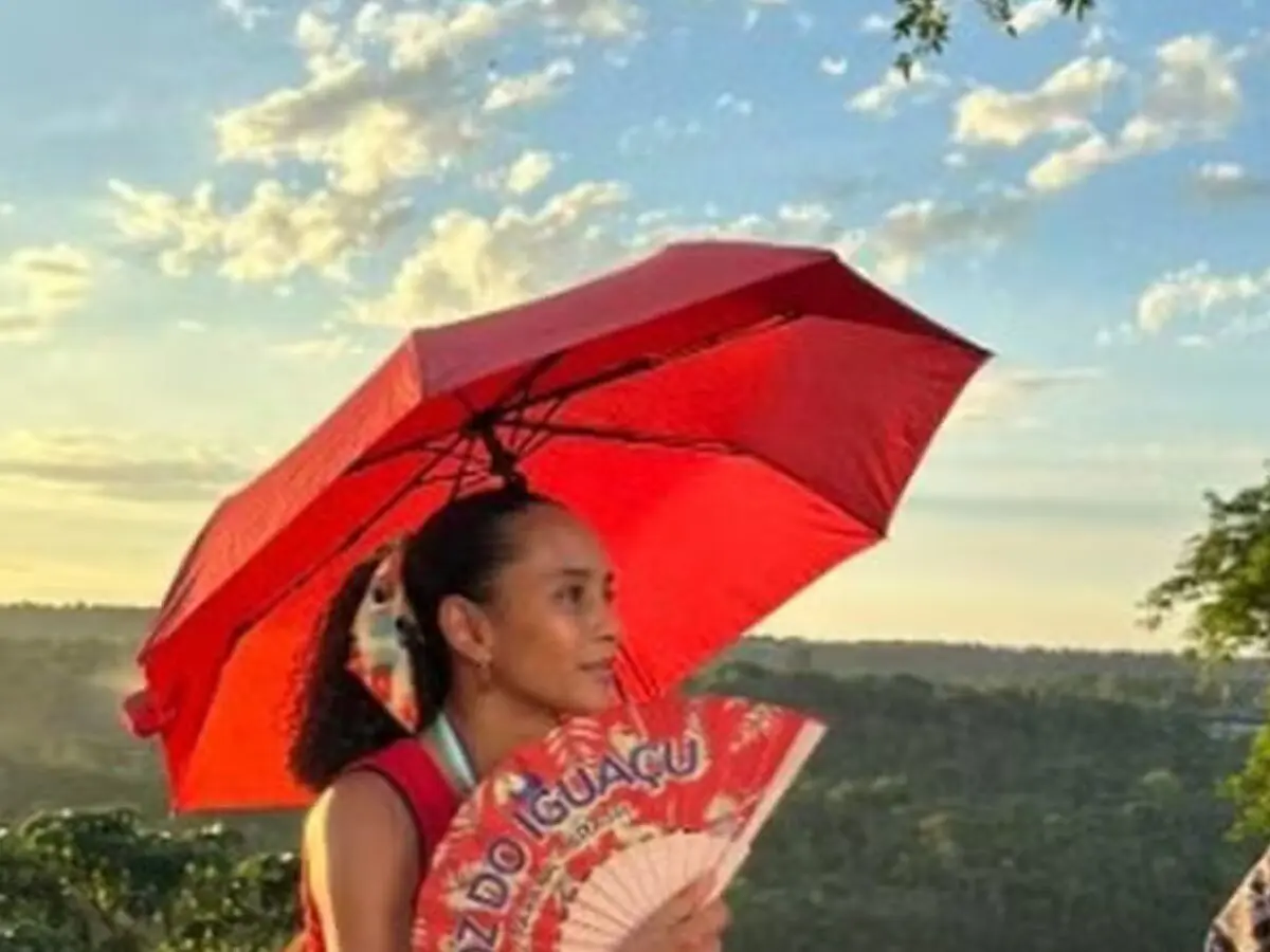 Na imagem, Raquel é vista segurando uma sombrinha vermelha, um acessório que remete à versão original da trama, com a qual a personagem também foi retratada -  (crédito: Reprodução/ Instagram)