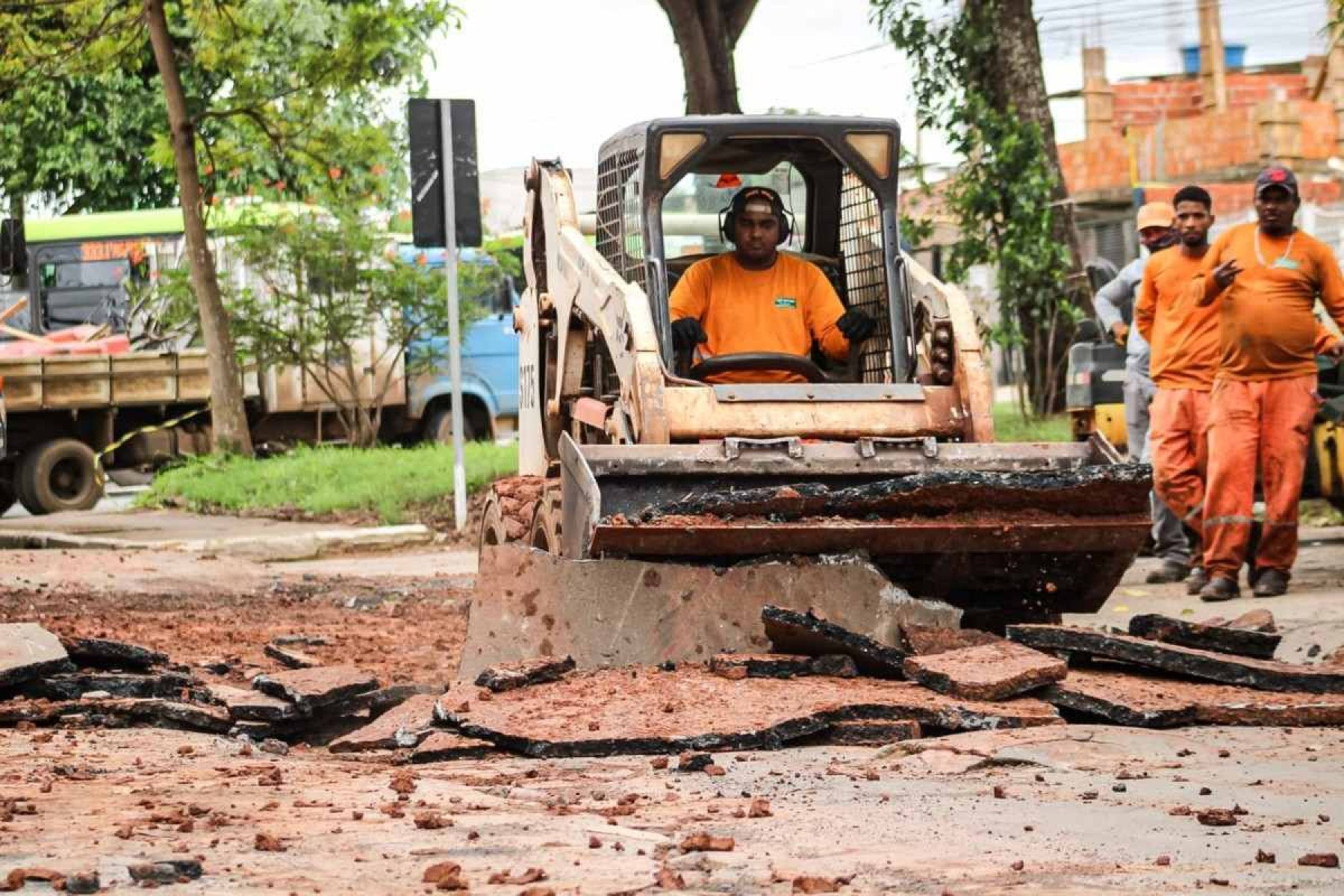 Restauração foi iniciada nesta segunda (25), após fortes chuvas que descolaram o asfalto no Sol Nascente